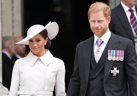 El príncipe Harry y Meghan Markle siguen la guerra con la Casa Real británica: así contarán sus secretos mejor guardados