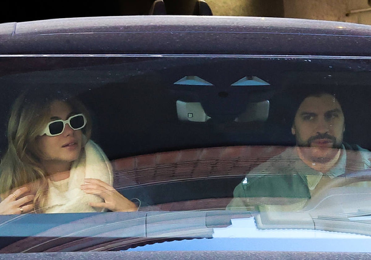 Clara Chía (23) junto con su actual pareja, el exfutbolista Gerard Piqué (36)