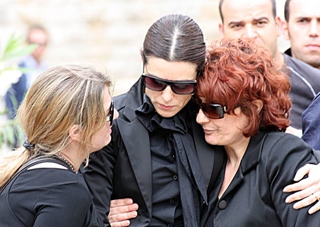 Imagen secundaria 1 - Arriba; el ataúd en el que estaba el cámara junto a una fotografía suya. Izquierda; Raquel Sánchez Silva, Santina D'Alessandro y Emanuela Biondo en el entierro. Derecha; Pippo Biondo y Emanuela pidiendo justicia por la muerte de Mario.