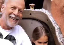 La emotiva imagen de Bruce Willis con su hija pequeña en un parque de atracciones