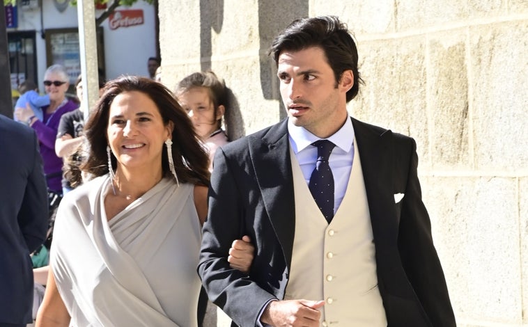 Imagen principal - Carlos Sainz Jr y su madre Reyes Vázquez. Guillermo Comenge del brazo de su madre. Belén Corsini y Carlos Fitz-James.