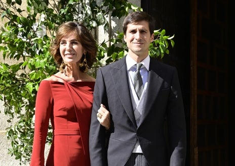 Imagen secundaria 1 - Carlos Sainz Jr y su madre Reyes Vázquez. Guillermo Comenge del brazo de su madre. Belén Corsini y Carlos Fitz-James.