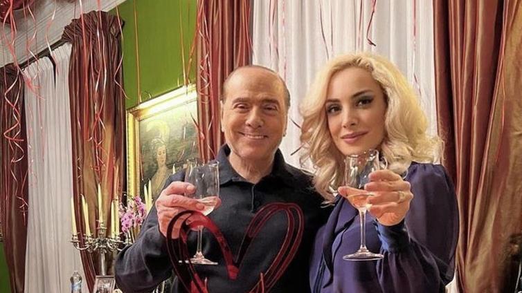 Dos matrimonios, 5 hijos y una novia 35 años más joven: el historial amoroso de Berlusconi