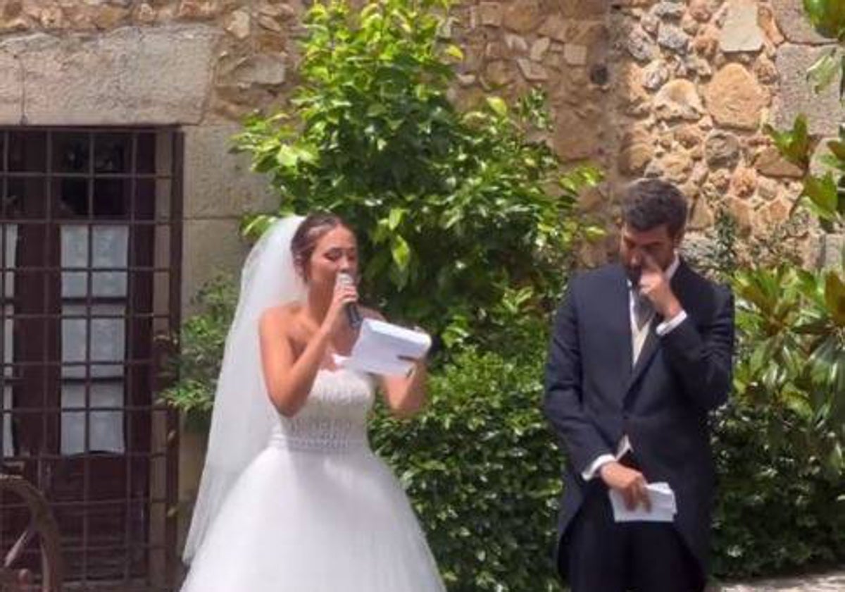 Rigoberta Bandini cantando a su marido