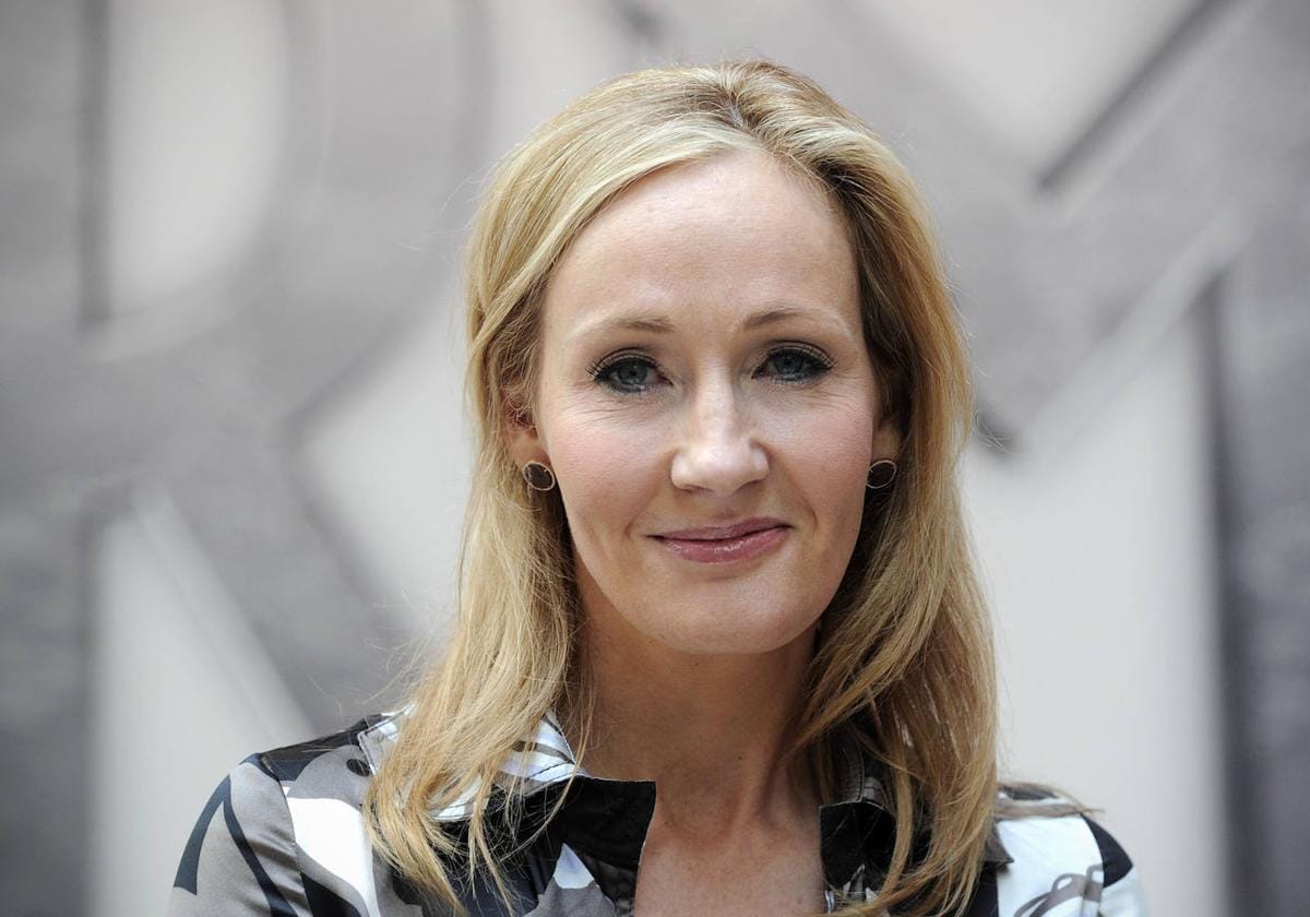 J.K. Rowling se pronuncia sobre la polémica de las «lesbianas no hombres»:  «Un ser humano definido en base al varón»