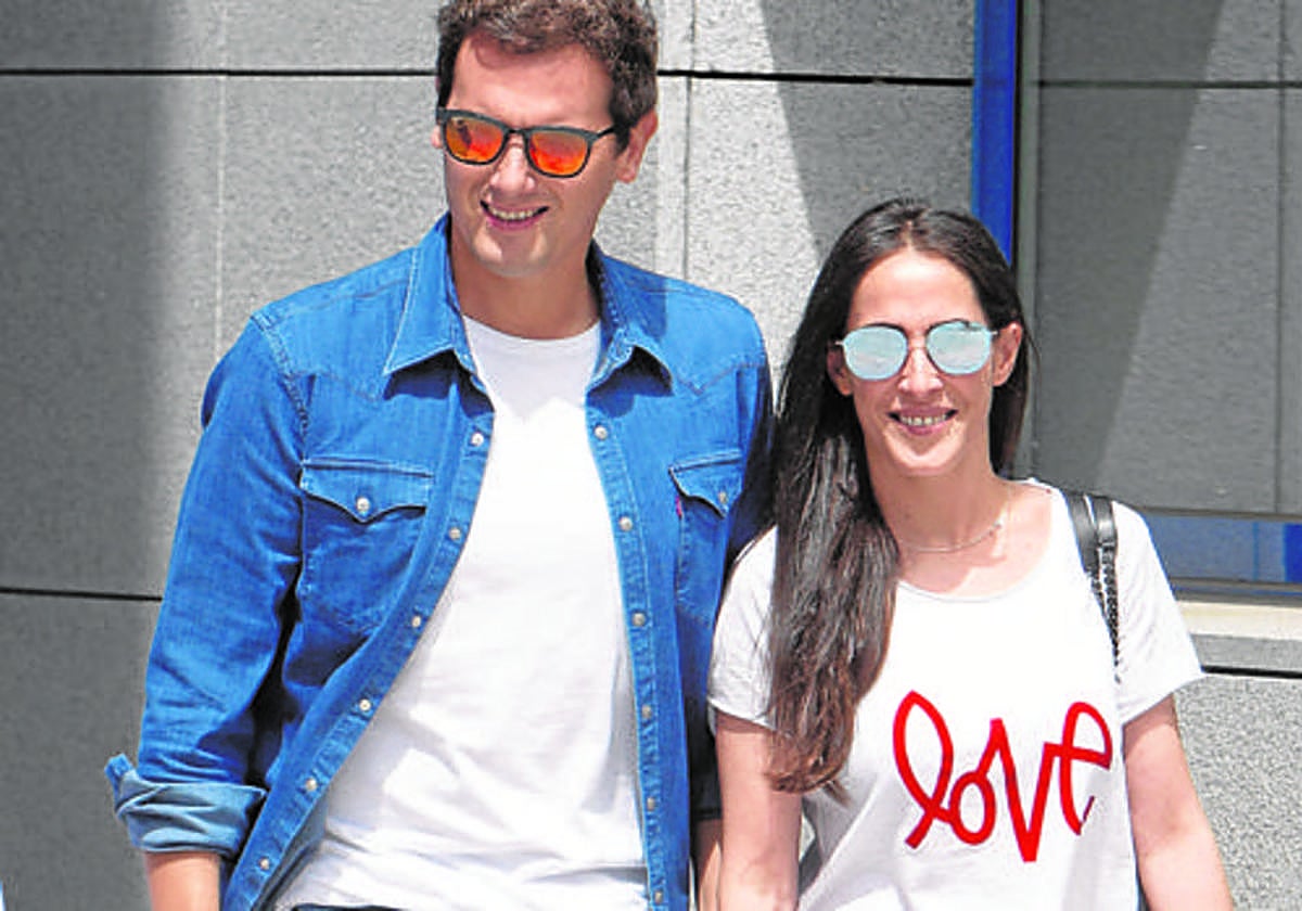 Albert Rivera y Malú saliendo juntos del hospital