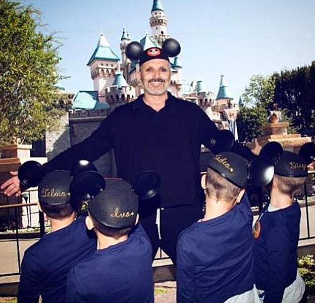 Miguel Bosé y los cuatros niños