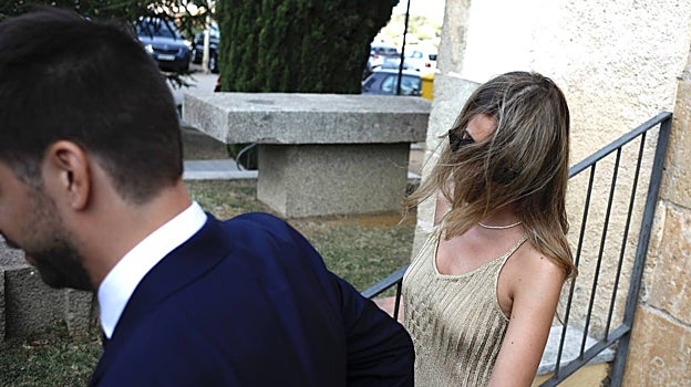 Clara Chía lució un vestido dorado de Victoria Beckham