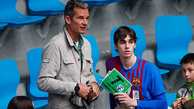Pablo junto a su padre Iñaki Urdangarin en un partido de balonmano