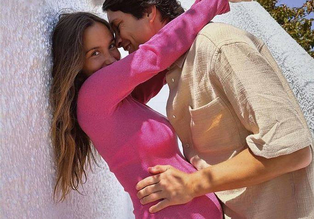 María Pombo abraza a su marido Pablo Castellano