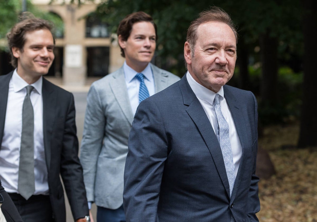 Kevin Spacey junto a su equipo de abogados