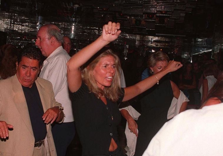 Marta Chávarri bailando en una discoteca en Marbella.