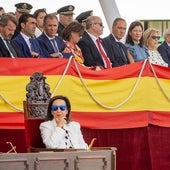 Las alpargatas y las gafas de sol de Margarita Robles en su estilismo para un acto militar