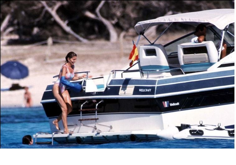 Marta Chávarri, lesionada de la mano, en un barco en Ibiza con su hermana y amigos.