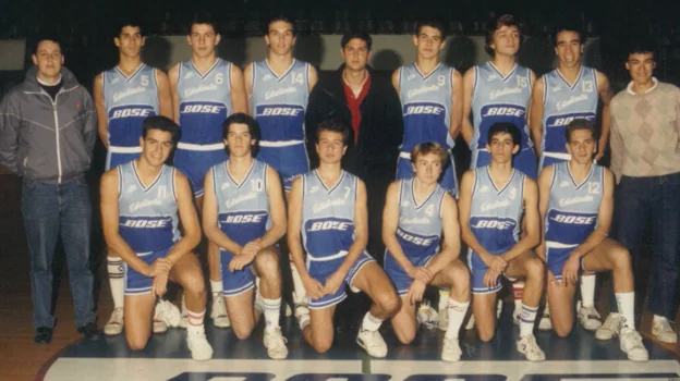 Pedro Sánchez, abajo a la izquierda, durante su etapa como jugador de baloncesto en el Estudiantes