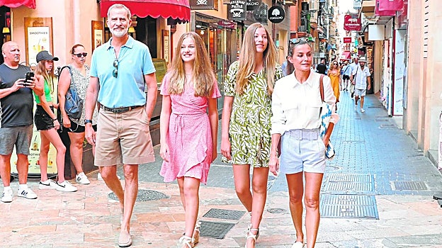 Los Reyes,, junto a sus hijas, el año pasado por las calles de Palma