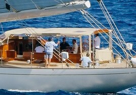 Felipe VI sale a navegar en el Aifos desde la base naval de Porto Pi