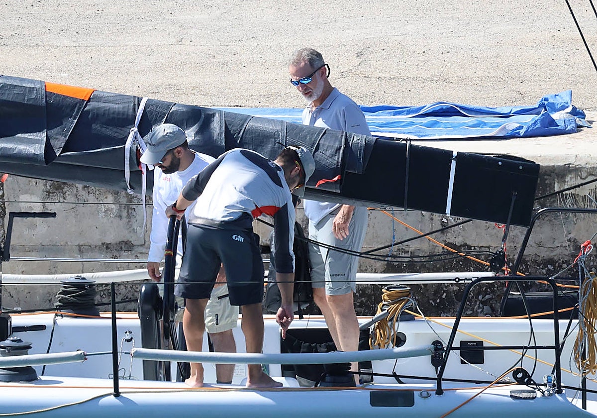 Felipe VI, ayer, a bordo del Aifos en la base naval de Porto Pi