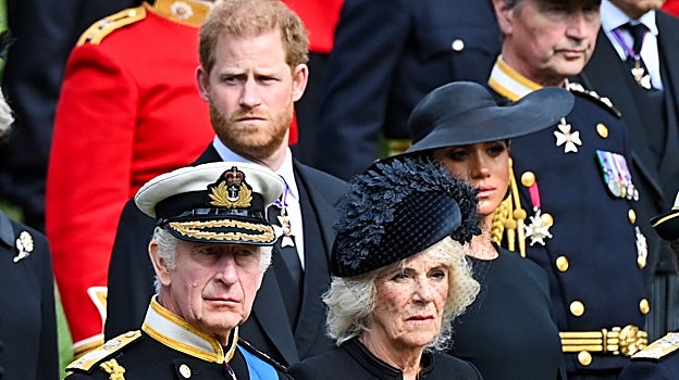 Arriba, los duques de Sussex. Abajo, el rey Carlos III y Camila Parker