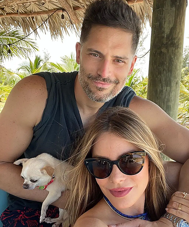 Joe Manganiello y Sofía Vergara con su perro 'Bubbles'