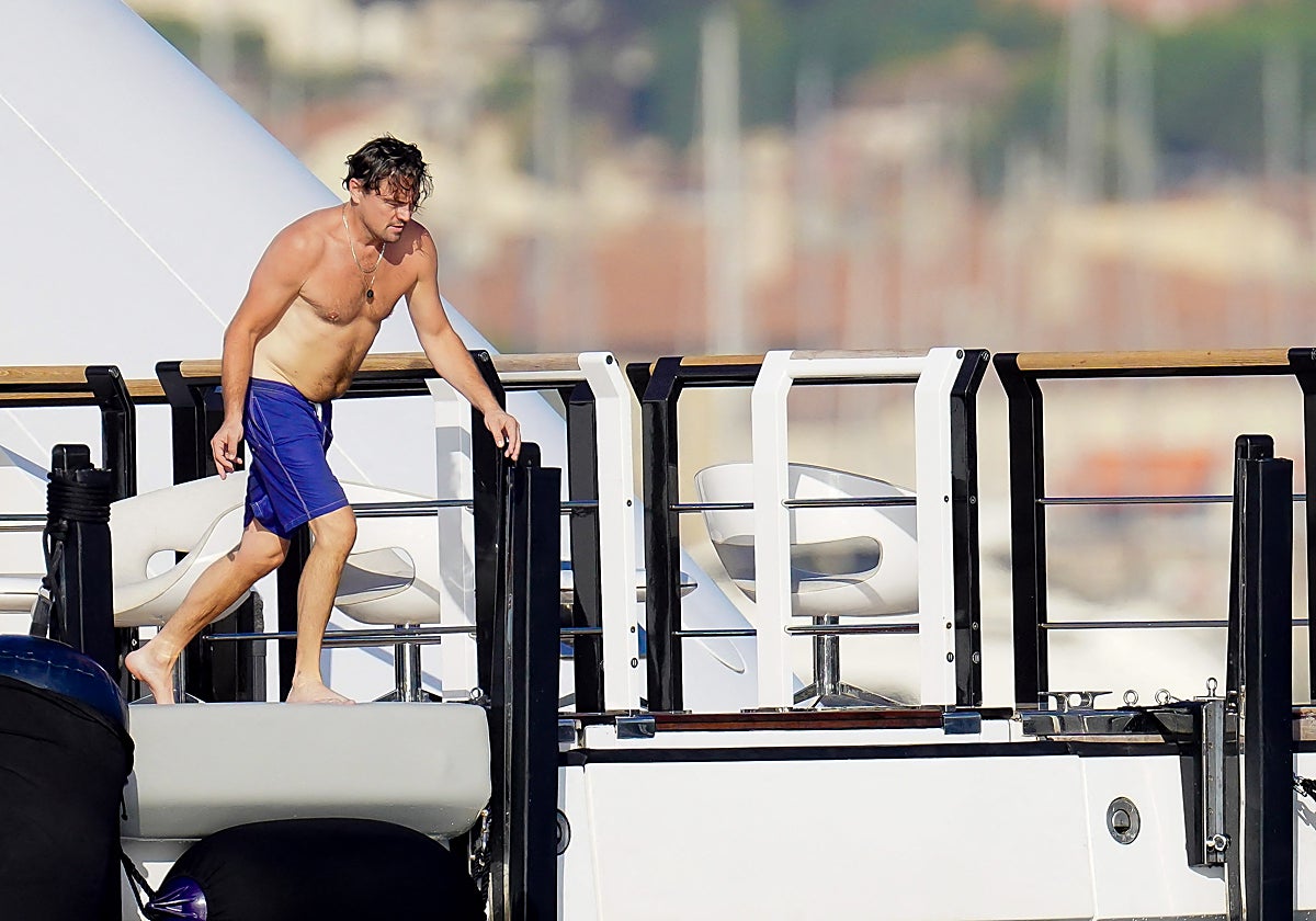 El actor Leonardo Dicaprio navegando por Cerdeña