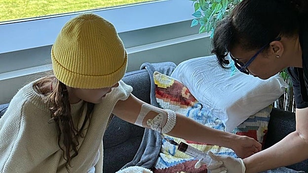 Bella Hadid haciéndose una prueba analítica