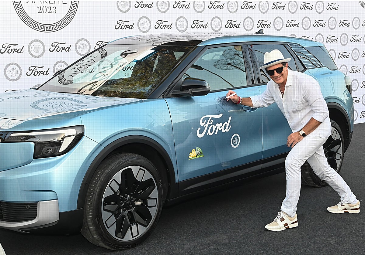 Antonio Banderas firmando el Ford durante la Gala Starlite de Marbella 2023