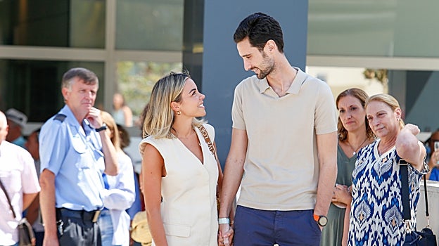 Sergio Rico y Alba Silva a la salida del hospital