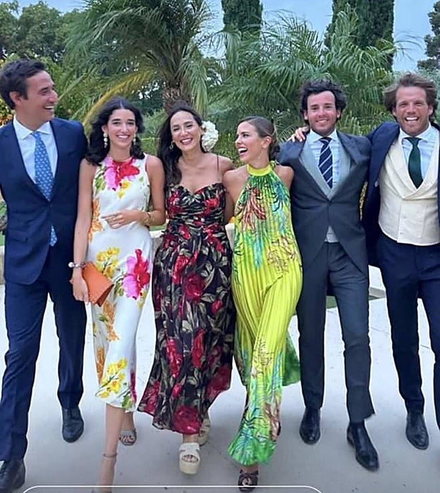 Algunos de los invitados a la boda de Luisa Bergel entre los que se encuentran Tamara Falcó e Íñigo Onieva