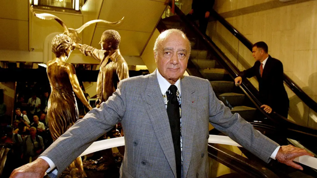 Mohamed Al-Fayed junto al monumento de su hijo Dodi y Diana de Gales