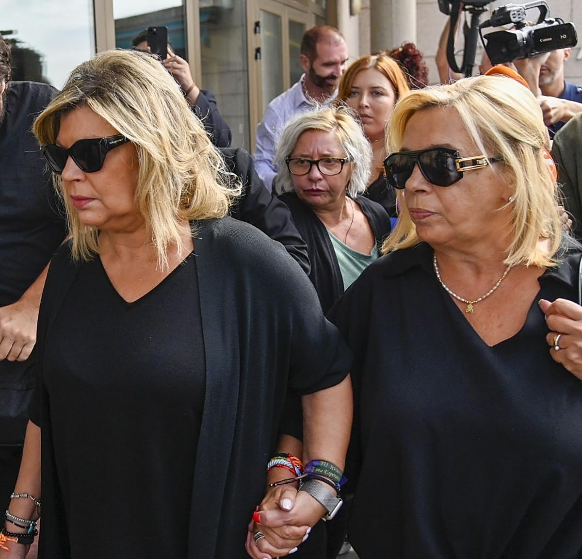 Muere María Teresa Campos a los 82 años: llegada de la familia y allegados al tanatorio y mensajes de despedida tras el fallecimiento de la presentadora hoy, en directo