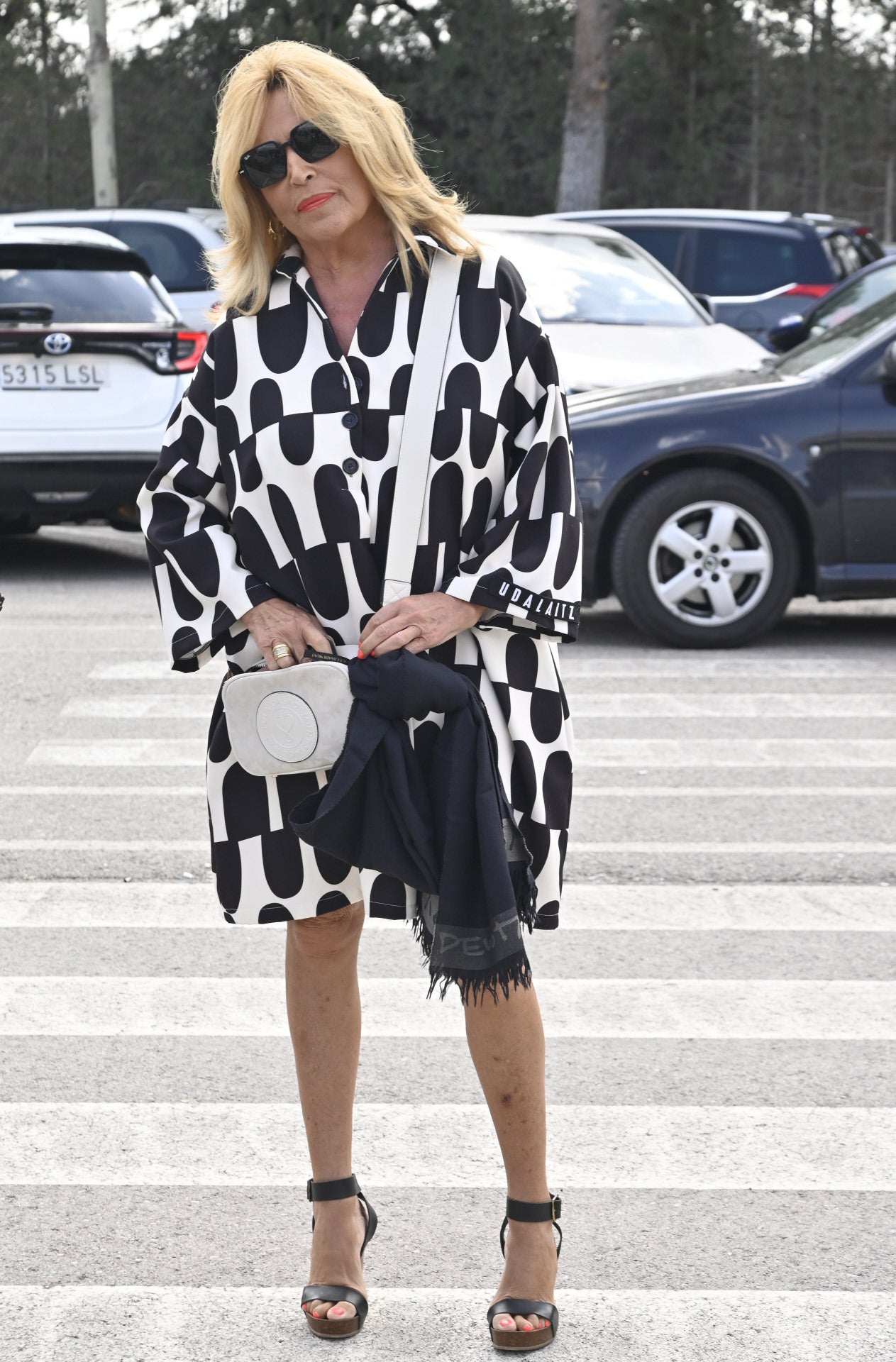 La periodista, colaboradora y gran amiga de las Campos, Lydia Lozano llegaba al tanatorio.