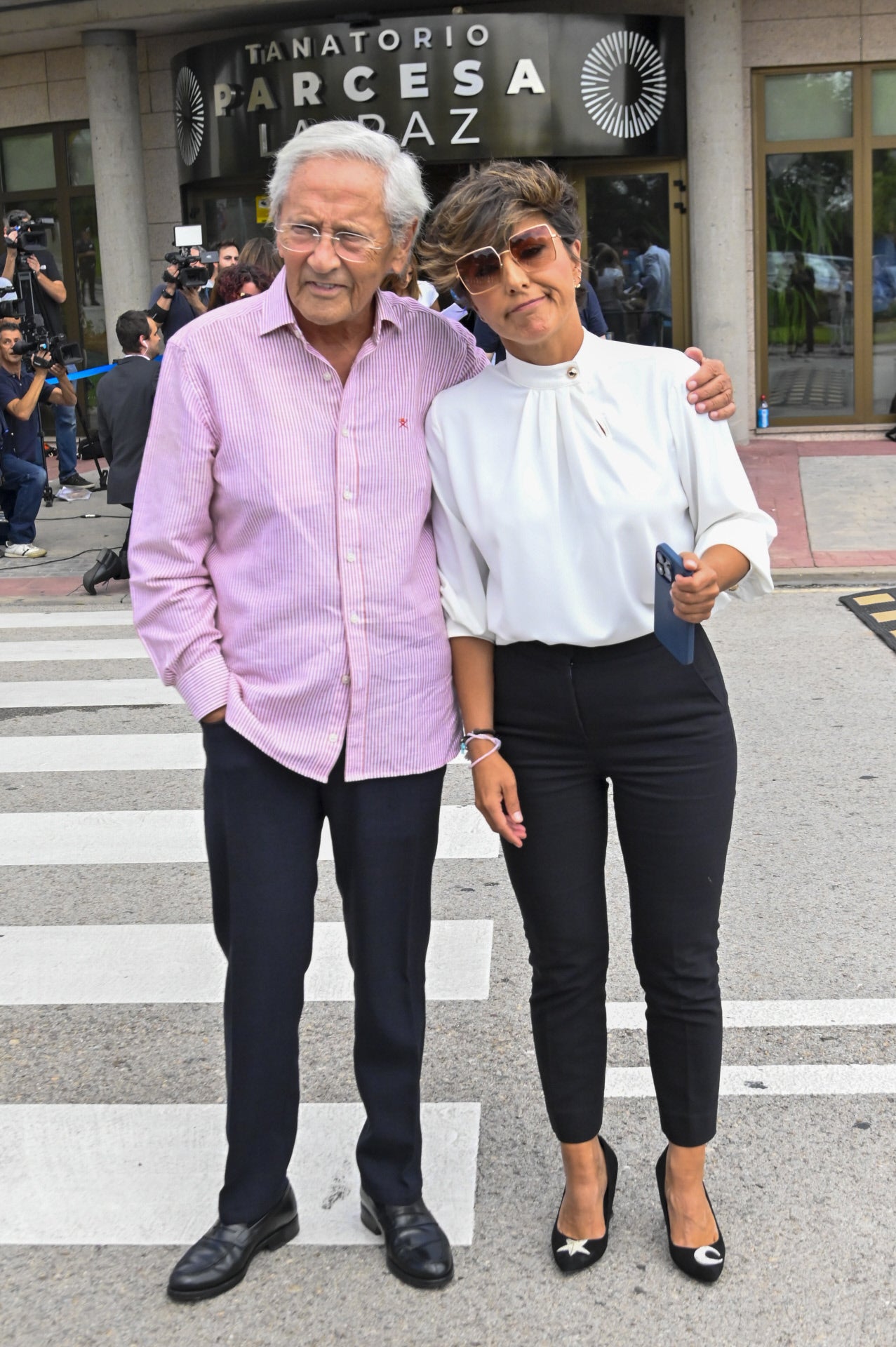 Sonsoles y Fernando Ónega en la puerta del tanatorio