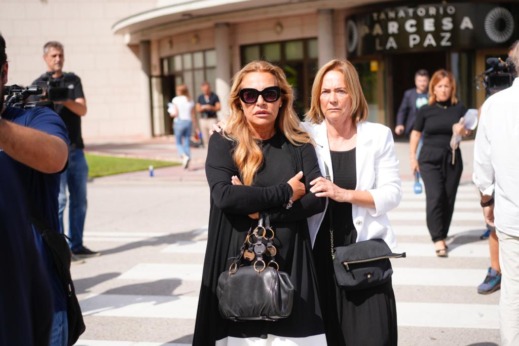 Cristina Tárrega, muy afectada, en la entrada del tanatorio