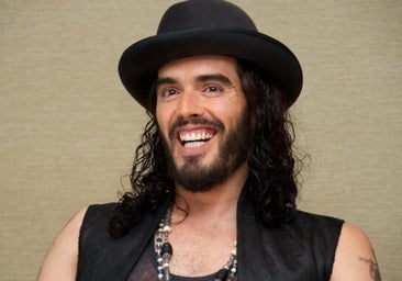 Russell Brand bromea sobre violar a una mujer y tener relaciones sexuales con niños