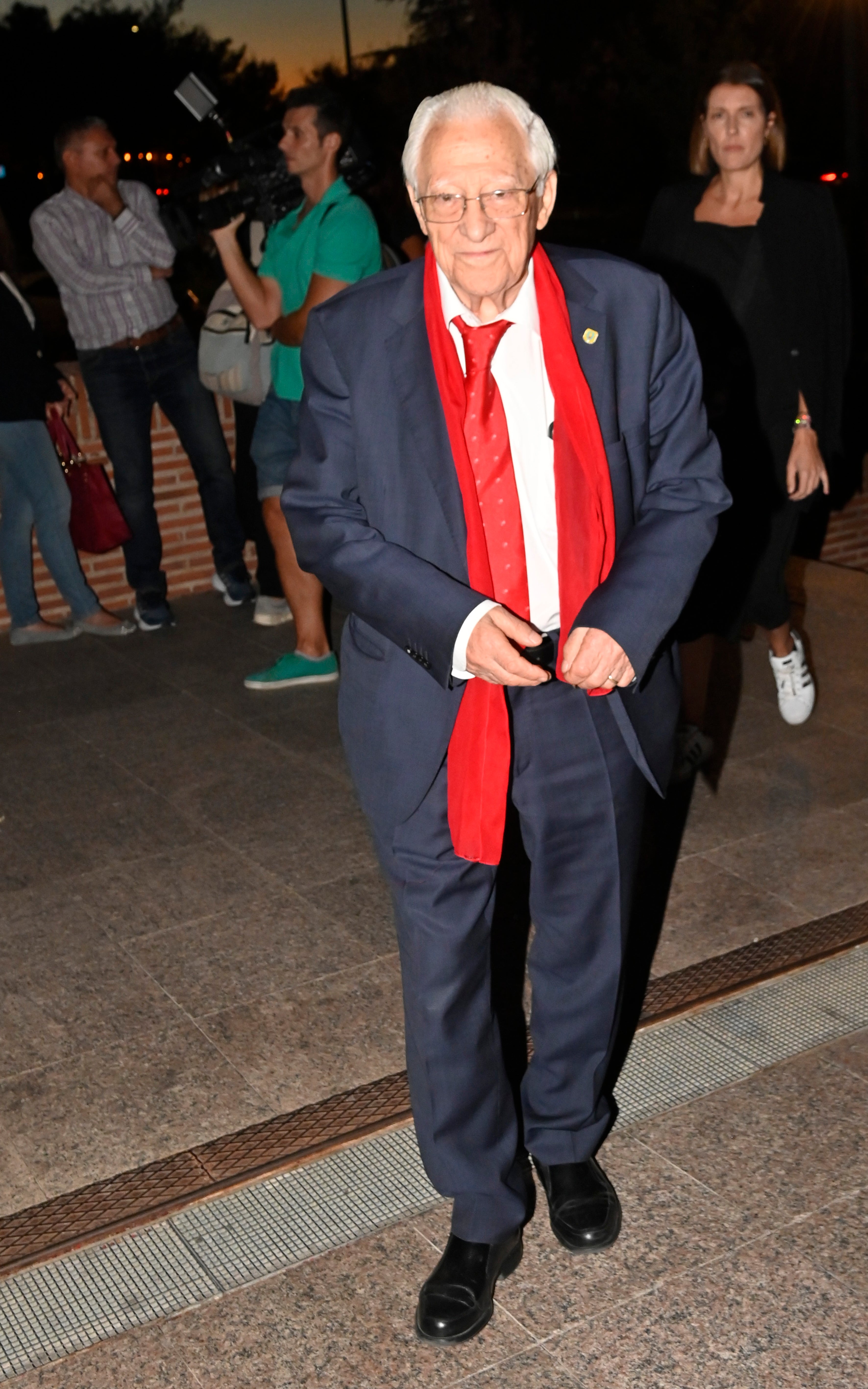 El padre Ángel en el funeral de María Teresa Campos en Madrid