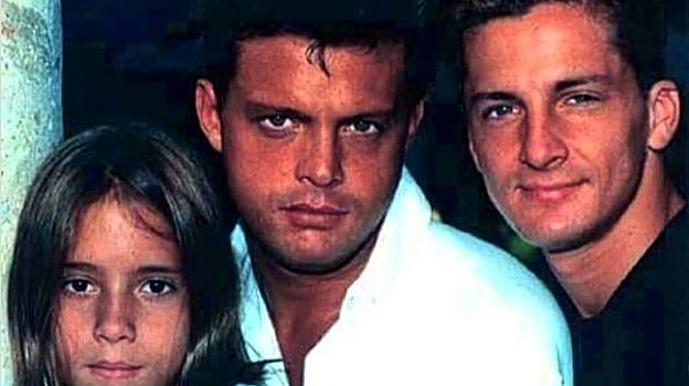Luis Miguel junto a sus dos hermanos