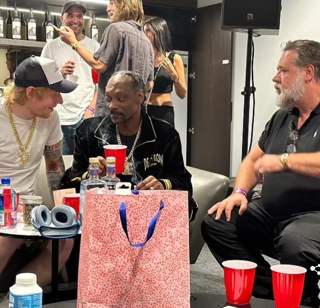 Ed Sheeran, Snoop Dogg y Russell Crowe