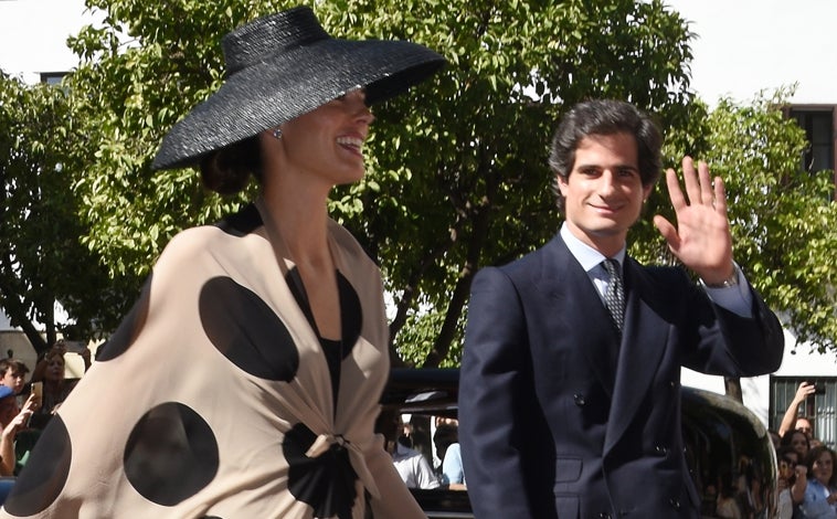 Imagen principal - Sofía Palazuelo llegaba junto a su marido Fernando Fitz James Stuart. Luis Medina lo hacía junto a Clara Caruana. Miriam al-Ghazi de Jordania llegaba al evento junto a su hijos.