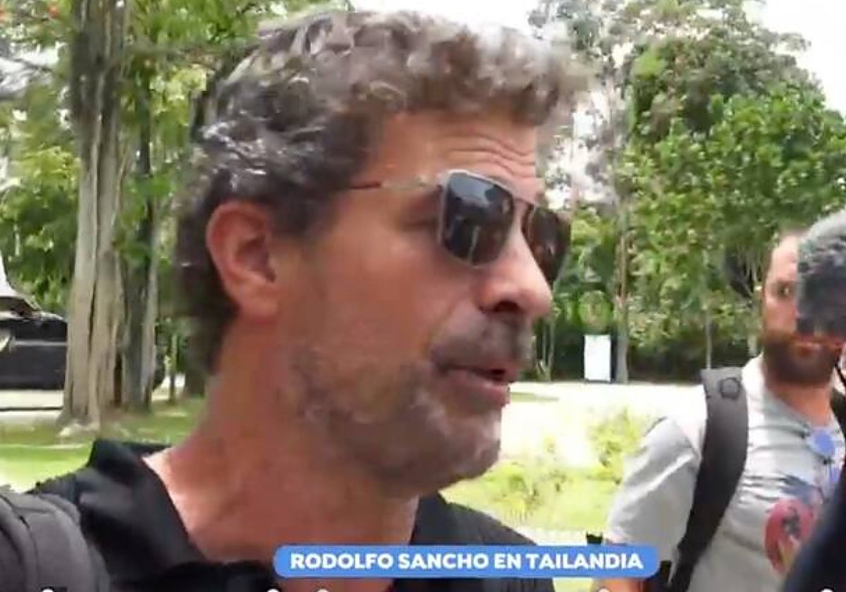 Rodolfo Sancho, durante su primera visita a Daniel Sancho en Tailandia.