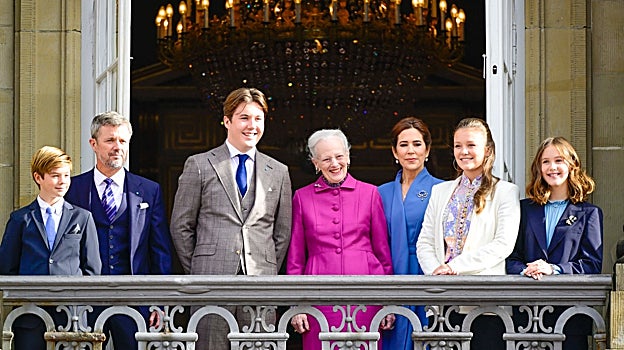 Federico de Dinamarca con su madre la Reina Margarita, su esposa Mary Donaldson y sus cuatro hijos