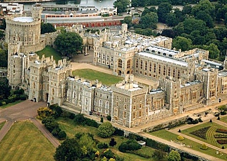 Imagen secundaria 1 - Arriba; fachada del Palacio de Buckingham. Izquierda; el castillo de Windsor. Derecha; la capilla de San Jorge