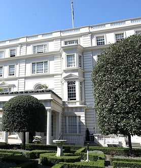 Imagen secundaria 2 - Arriba; castillo de Balmoral. Izquierda; Birkhall. Derecha; Clarence House