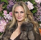 Cacerías y realitys, el salvavidas de la mexicana que emparentó con los Alba