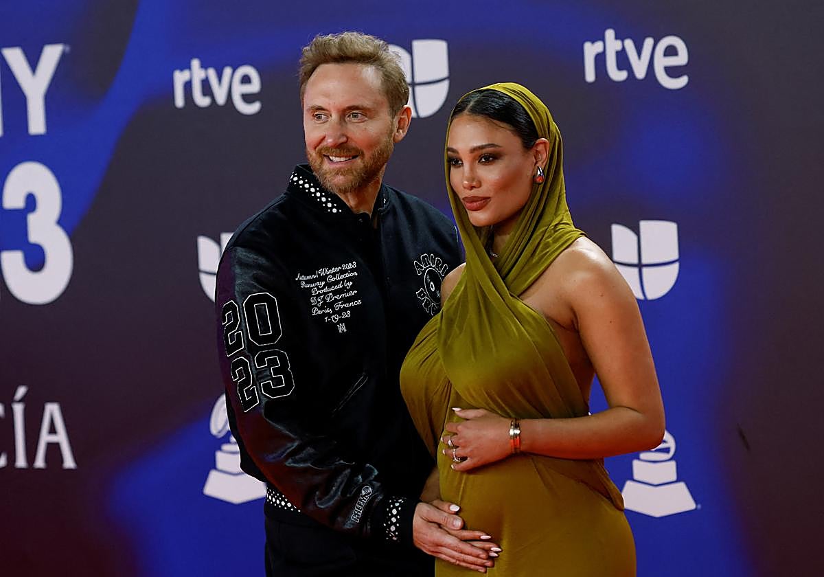 David Guetta posa en los Grammy Latinos junto a su novia, la modelo Jessica Ledon, embarazada