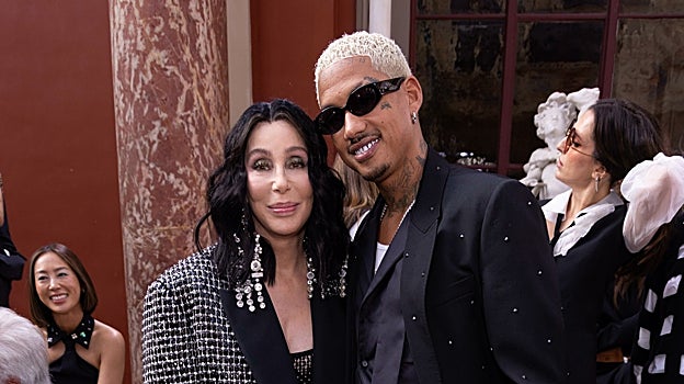 Cher junto a su novio Alexander Edwars, de 37 años