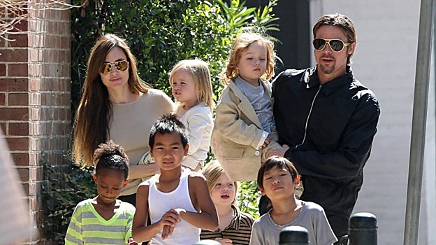 Brad Pitt y Angelina Jolie en una imagen de archivo junto a sus hijos
