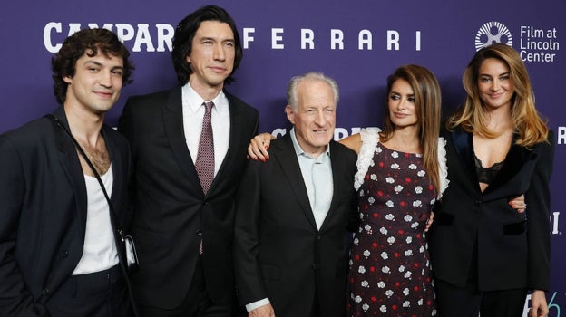 Penélope Cruz junto al director y al resto del reparto de 'Ferrari'