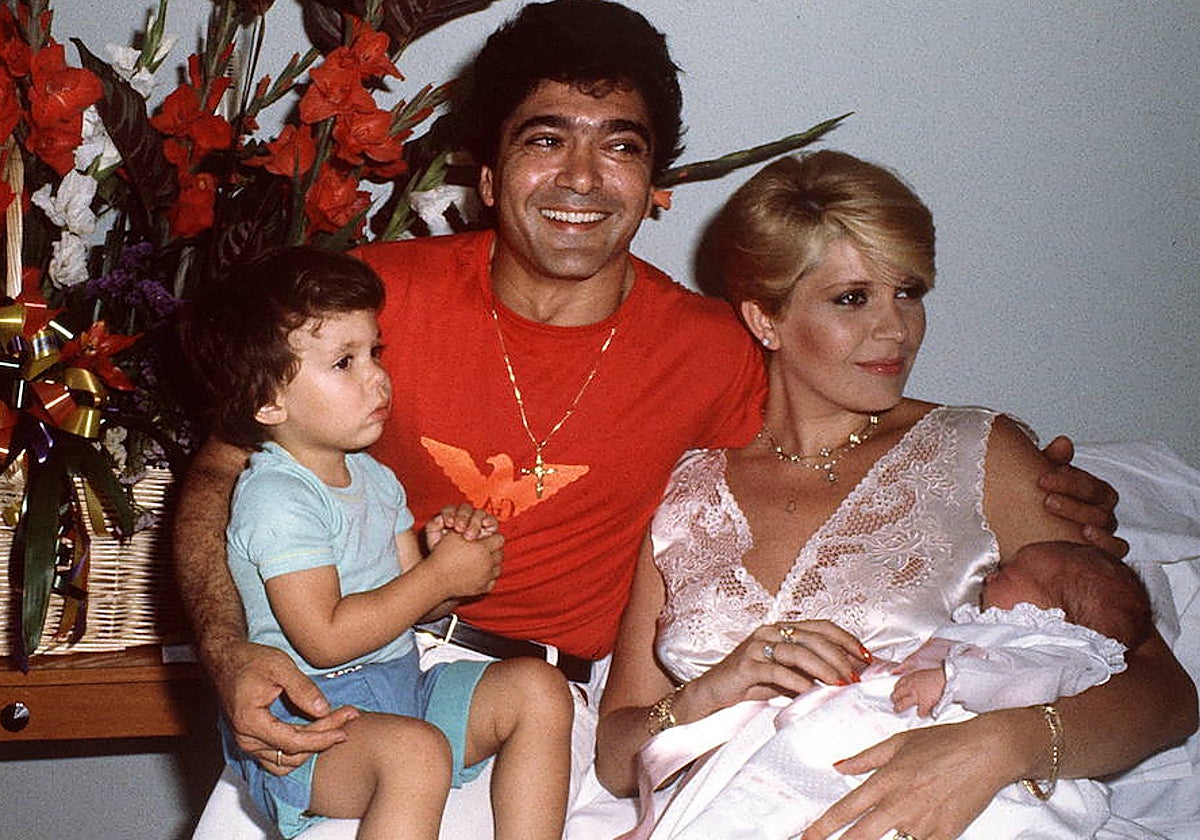 Bárbara Rey y Ángel Cristo junto a sus dos hijos
