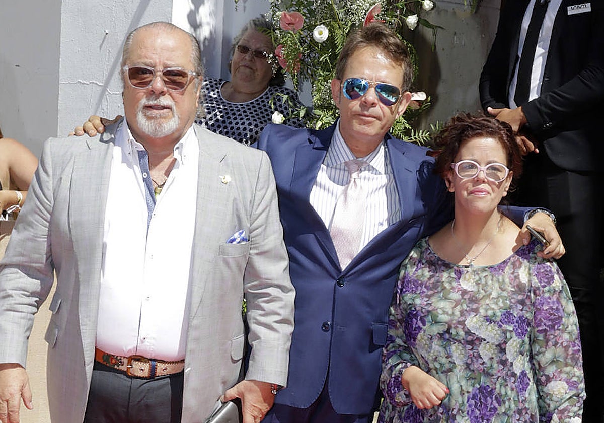 El humorista Arévalo y su hija Nuria durante la boda de José Luis López y Rocío en Ubrique en 2017